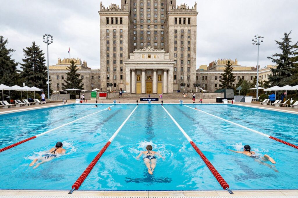 Osoby pływające w basenie PKiN podczas godzin otwarcia