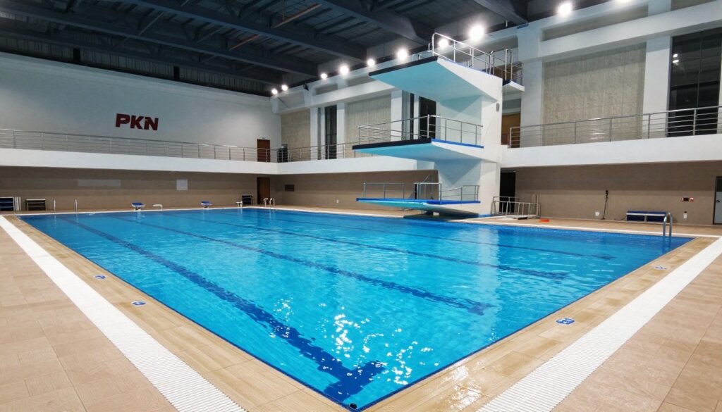 Panorama basenu PKiN z widoczną wieżą do skoków