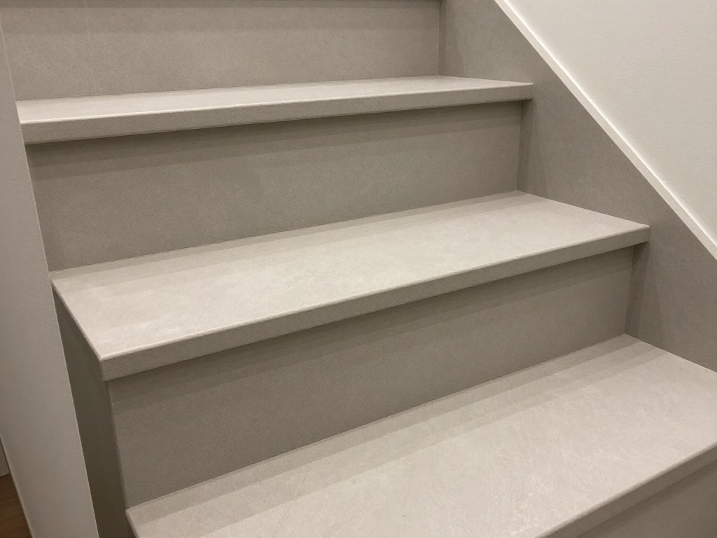Schody wykończone materiałem z blatu kuchennego
